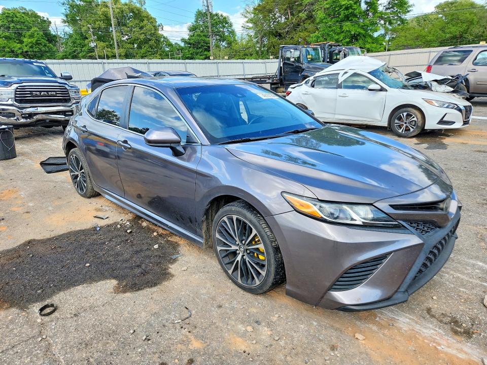 49101256 :رقم المزاد ، 4T1B11HK8JU563532 vin ، 2018 Toyota Camry مزاد بيع