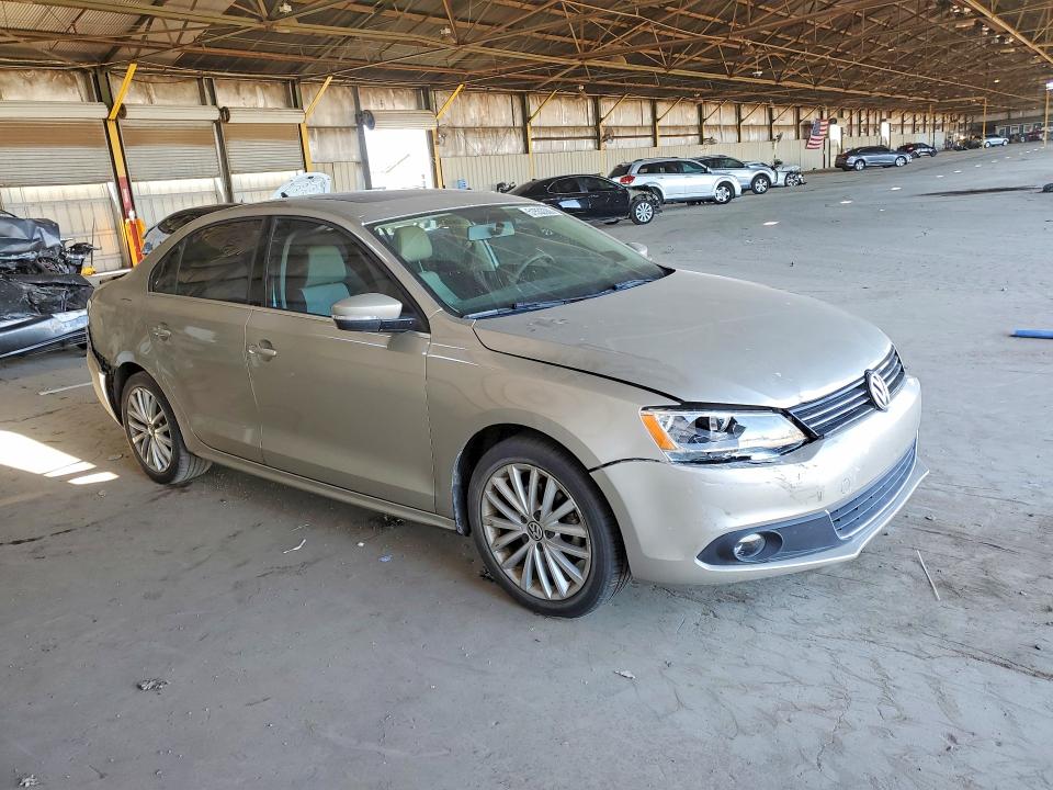 51553386 :رقم المزاد ، 3VWL17AJ3EM241904 vin ، 2014 Volkswagen Jetta مزاد بيع