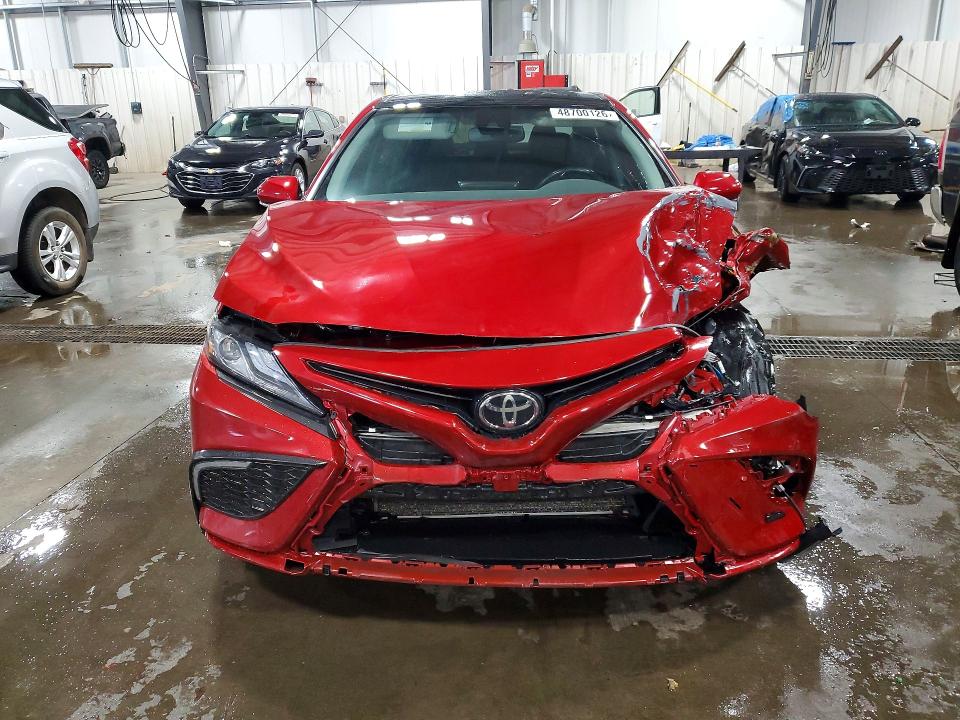 48700126 :رقم المزاد ، 4T1K61BK2NU056223 vin ، 2022 Toyota Camry مزاد بيع