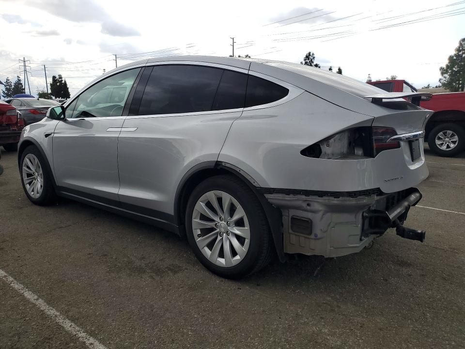 48557426 :رقم المزاد ، 5YJXCBE29JF115372 vin ، 2018 Tesla Model X مزاد بيع