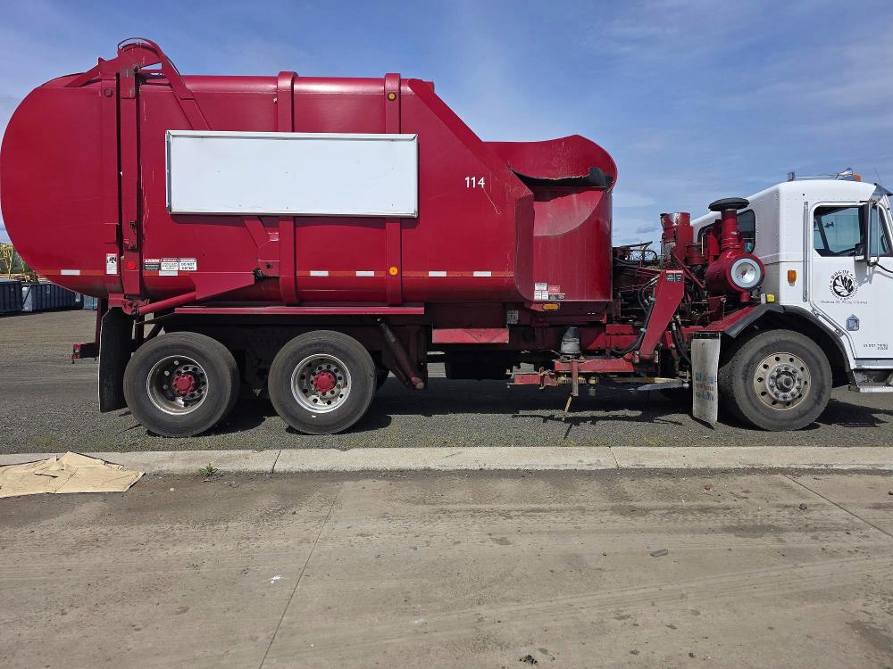 48702706 :رقم المزاد ، 1NPZL00X96D716451 vin ، 2006 Peterbilt 320 مزاد بيع