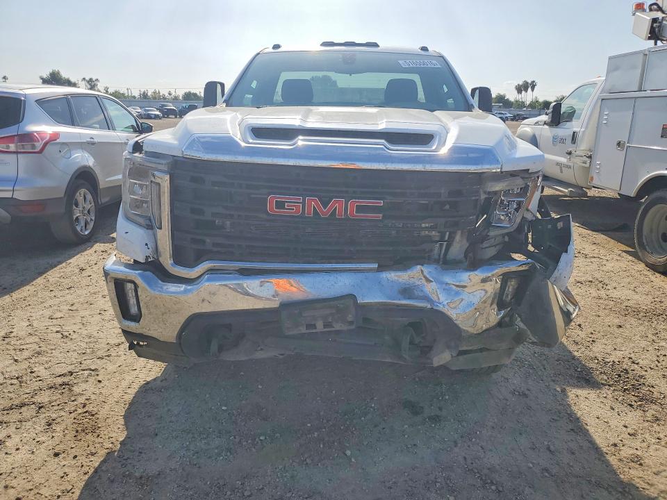 51655016 :رقم المزاد ، 1GD38PEY5NF344016 vin ، 2022 Gmc Sierra مزاد بيع