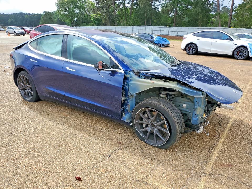49275976 :رقم المزاد ، 5YJ3E1EA7JF010565 vin ، 2018 Tesla Model 3 مزاد بيع