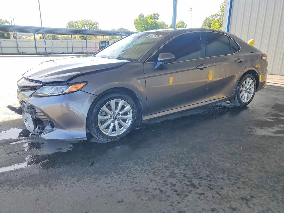 50621086 :رقم المزاد ، 4T1B11HK3JU037034 vin ، 2018 Toyota Camry مزاد بيع