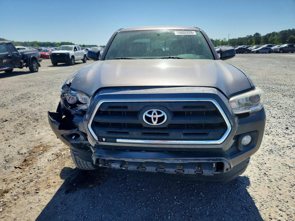 50602426 :رقم المزاد ، 5TFAZ5CN8HX022877 vin ، 2017 Toyota Tacoma مزاد بيع