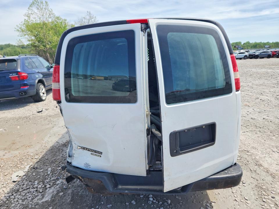50322226 :رقم المزاد ، 1GCWGAFF7G1132894 vin ، 2016 Chev Express مزاد بيع