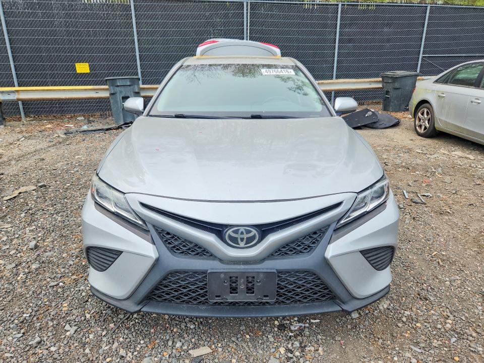 49766416 :رقم المزاد ، 4T1B11HK6JU129187 vin ، 2018 Toyota Camry مزاد بيع