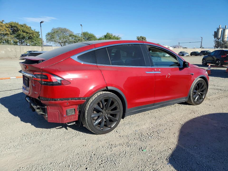 48927946 :رقم المزاد ، 5YJXCBE25JF122139 vin ، 2018 Tesla Model X مزاد بيع