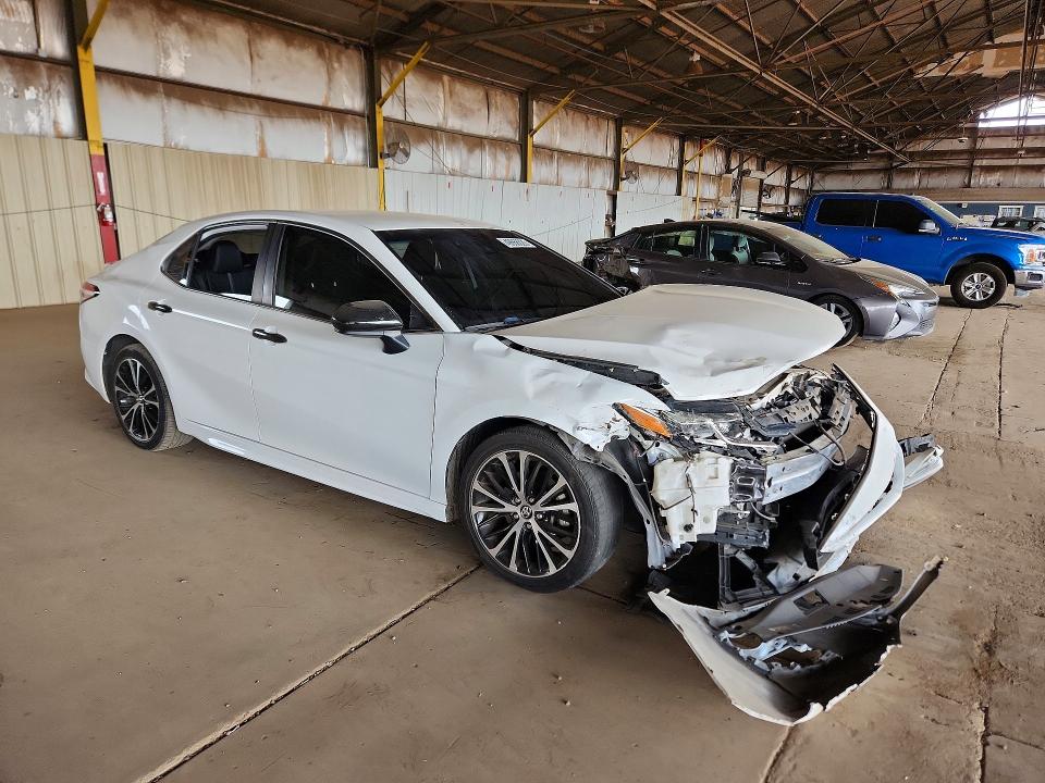 49668026 :رقم المزاد ، 4T1G11AK5LU944158 vin ، 2020 Toyota Camry مزاد بيع