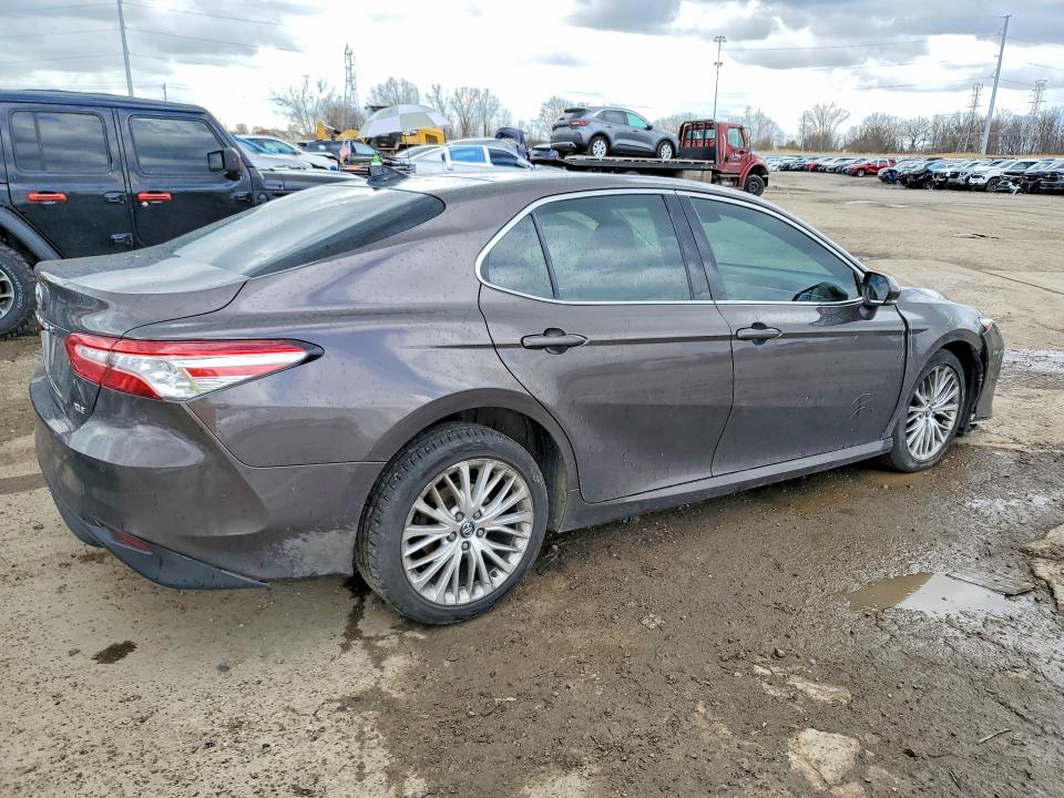 48864606 :رقم المزاد ، 4T1BZ1HK2JU019410 vin ، 2018 Toyota Camry مزاد بيع