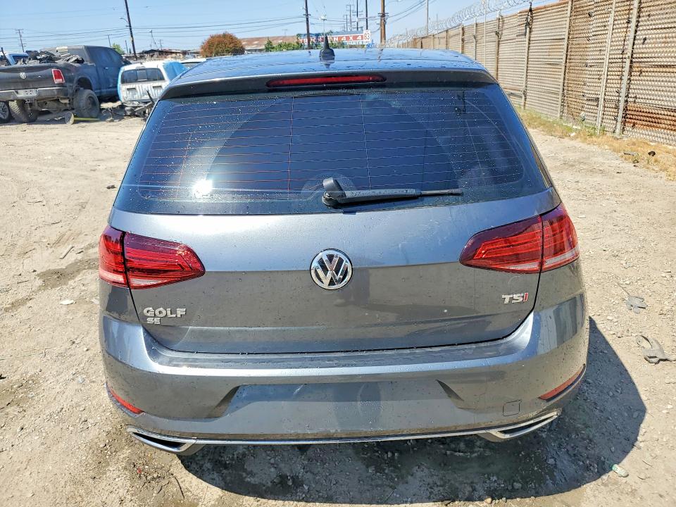 49023446 :رقم المزاد ، 3VWG17AU1JM253426 vin ، 2018 Volkswagen Golf مزاد بيع