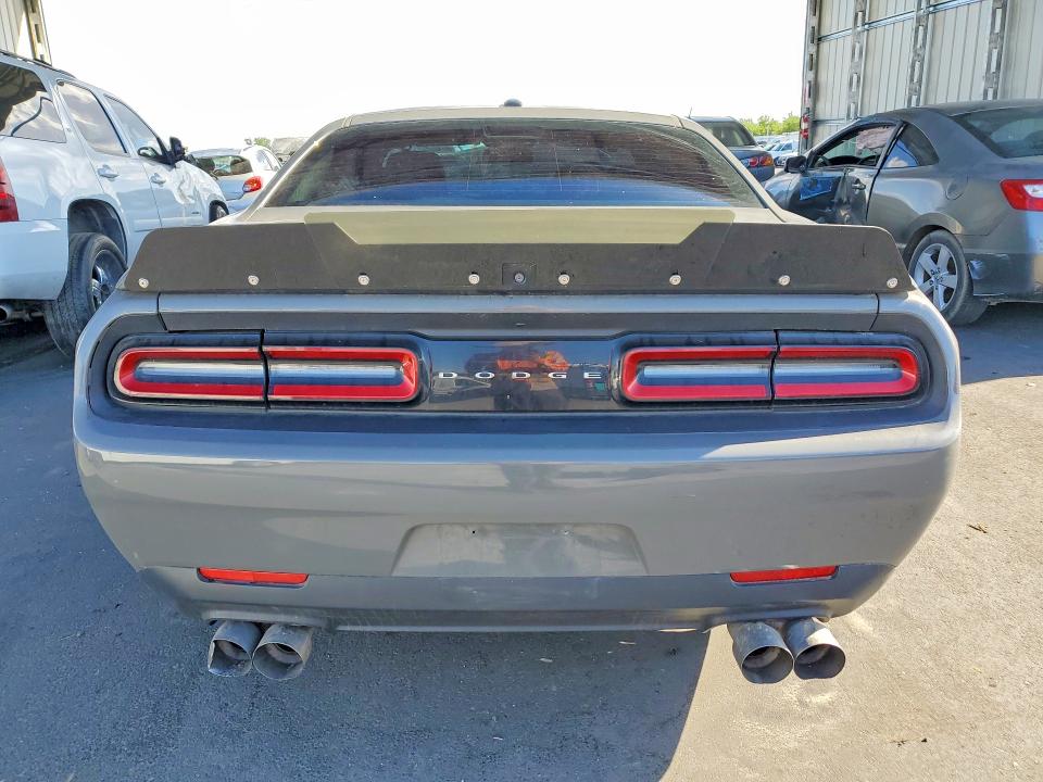 47662556 :رقم المزاد ، 2C3CDZBT0JH128107 vin ، 2018 Dodge Challenger مزاد بيع