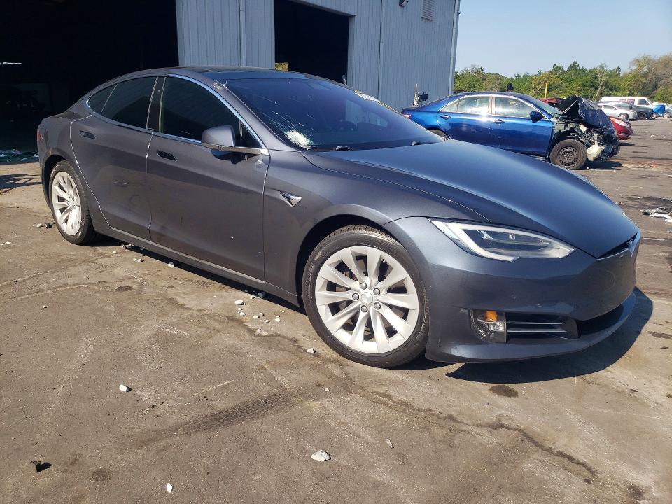 50919246 :رقم المزاد ، 5YJSA1E28JF265290 vin ، 2018 Tesla Model S مزاد بيع