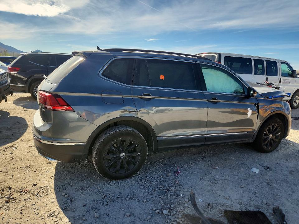 49151326 :رقم المزاد ، 3VV3B7AX6JM210064 vin ، 2018 Volkswagen Tiguan مزاد بيع