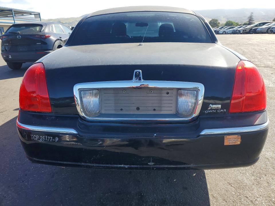 50200276 :رقم المزاد ، 2LNBL8EV5AX751161 vin ، 2010 Lincoln Town Car مزاد بيع