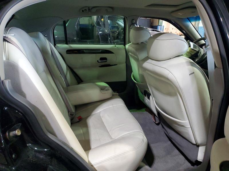 49872696 :رقم المزاد ، 1LNHM82W82Y660732 vin ، 2002 Lincoln Town Car مزاد بيع