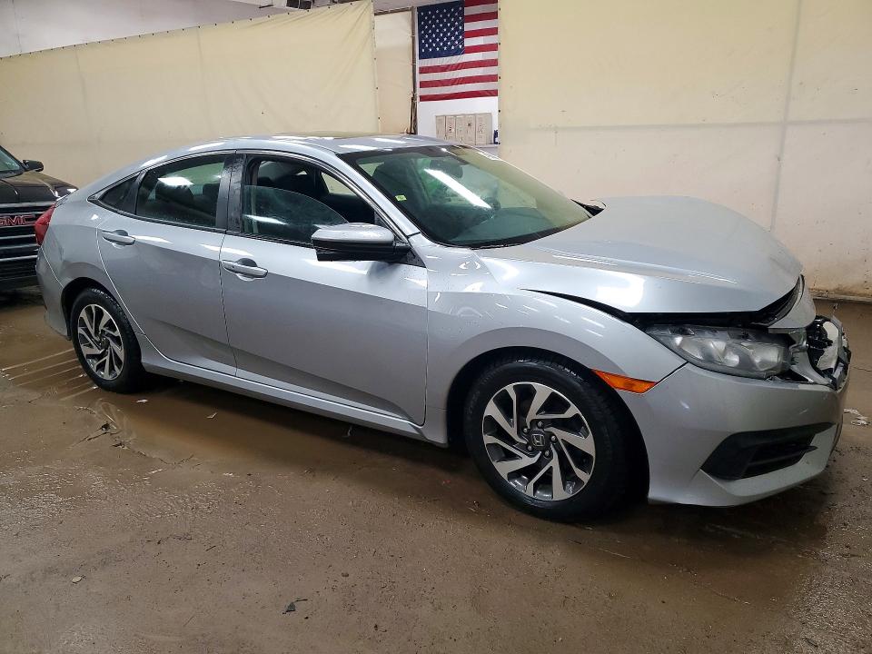 49880166 :رقم المزاد ، 19XFC2F7XJE029676 vin ، 2018 Honda Civic مزاد بيع