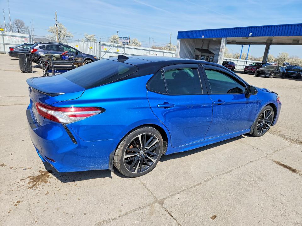 49150166 :رقم المزاد ، 4T1B61HK0JU098603 vin ، 2018 Toyota Camry مزاد بيع