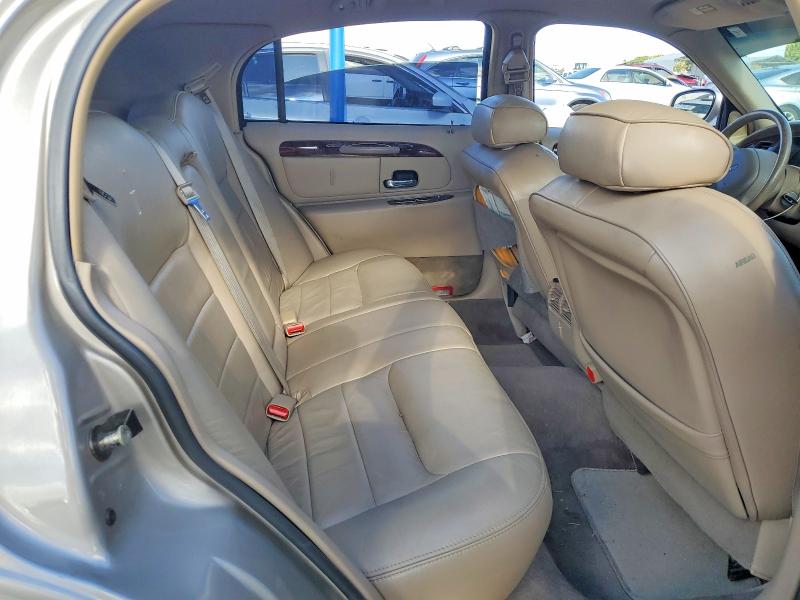 50494016 :رقم المزاد ، 1LNHM82W4YY940642 vin ، 2000 Lincoln Town Car مزاد بيع