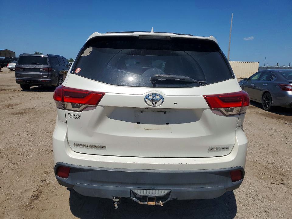 2018 Toyota Highlander მანქანა იყიდება აუქციონზე, vin: 5TDJZRFH4JS528974, აუქციონის ნომერი: 49204216