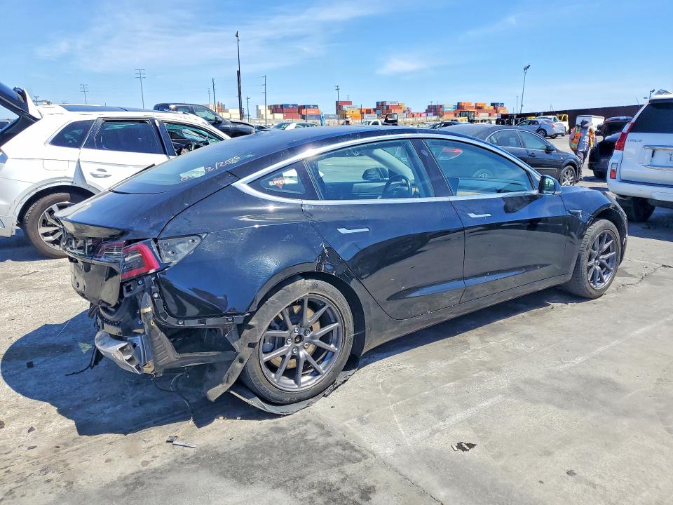 50366916 :رقم المزاد ، 5YJ3E1EA5JF098774 vin ، 2018 Tesla Model 3 مزاد بيع
