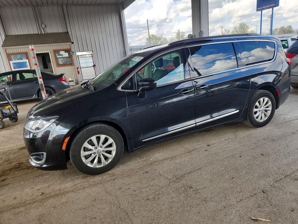 49021116 :رقم المزاد ، 2C4RC1BG7HR744582 vin ، 2017 Chrysler Pacifica مزاد بيع