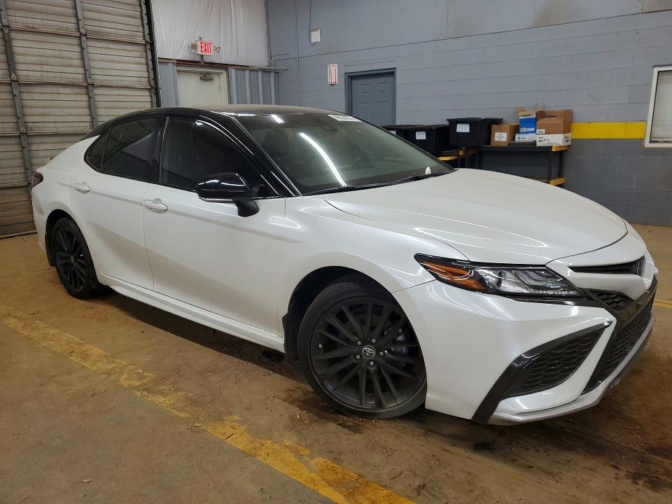48504276 :رقم المزاد ، 4T1K31AK0NU033257 vin ، 2022 Toyota Camry Hybrid مزاد بيع