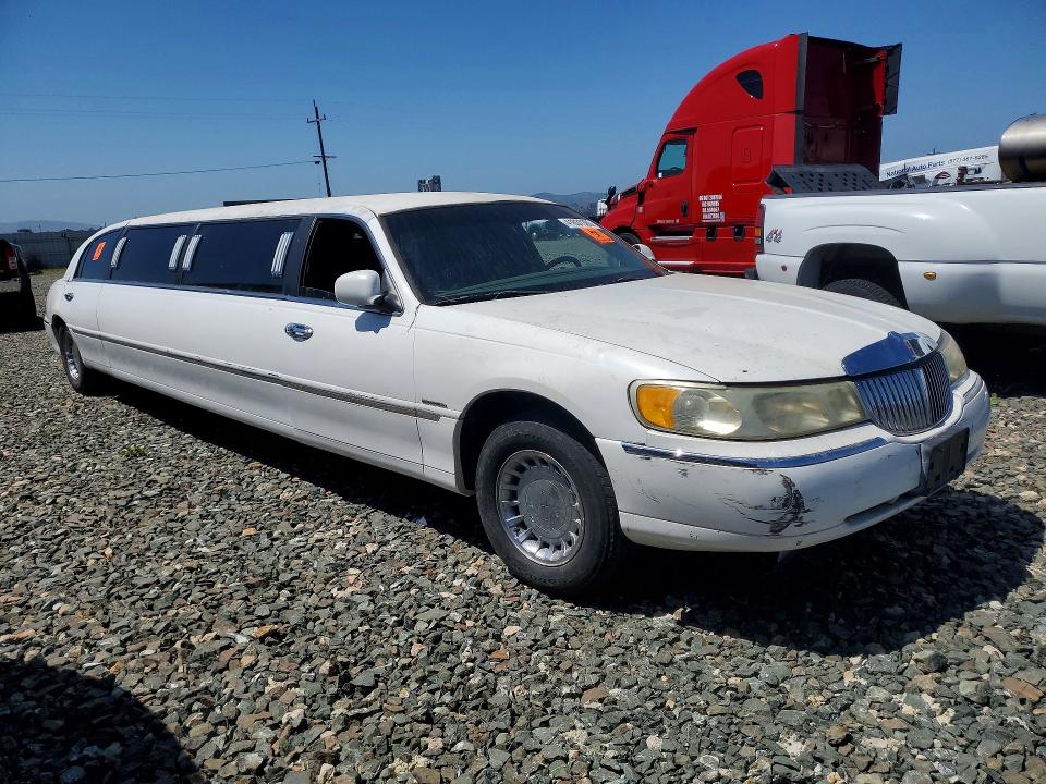 41631386 :رقم المزاد ، 1L1FM81W81Y609207 vin ، 2001 Lincoln Town Car مزاد بيع