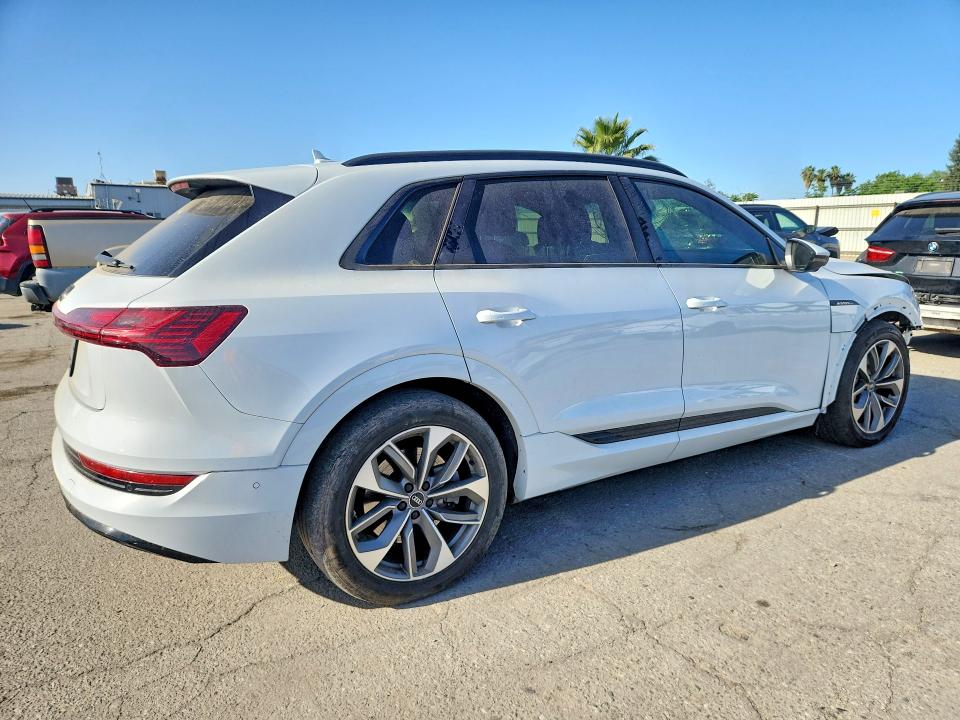 Продажа на аукционе авто 2021 Audi E-tron, vin: WA1LAAGE7MB038010, номер лота: 49666136
