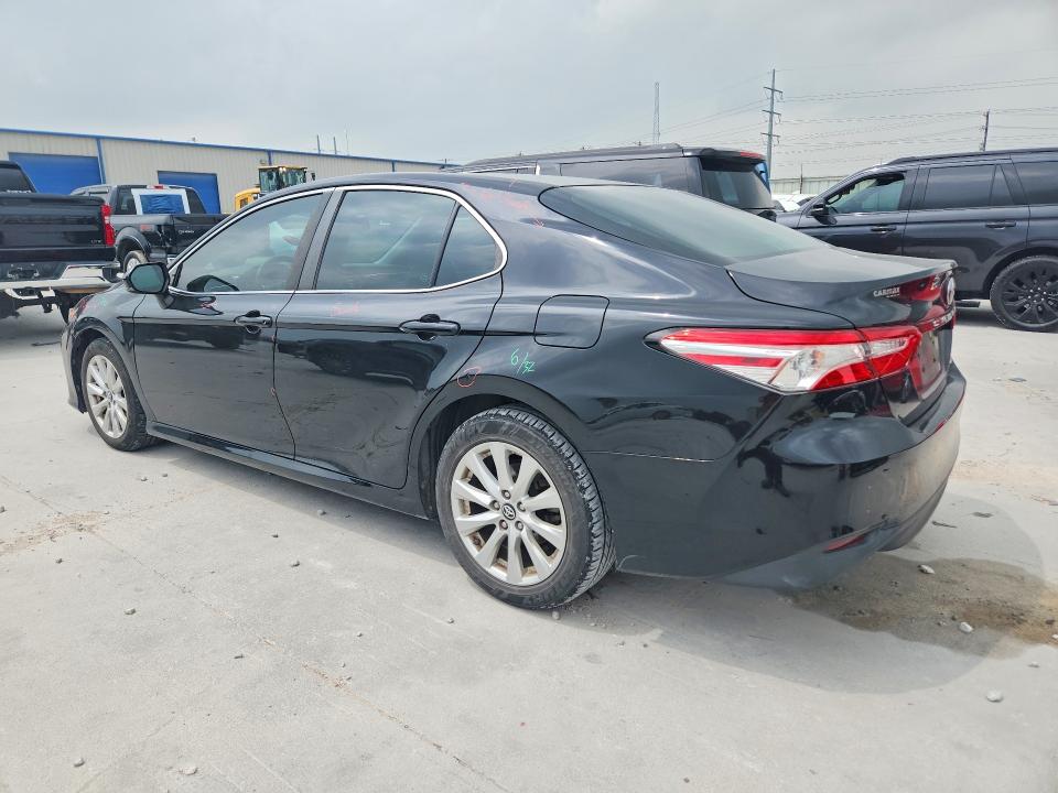 51317316 :رقم المزاد ، 4T1B11HK2JU082806 vin ، 2018 Toyota Camry مزاد بيع