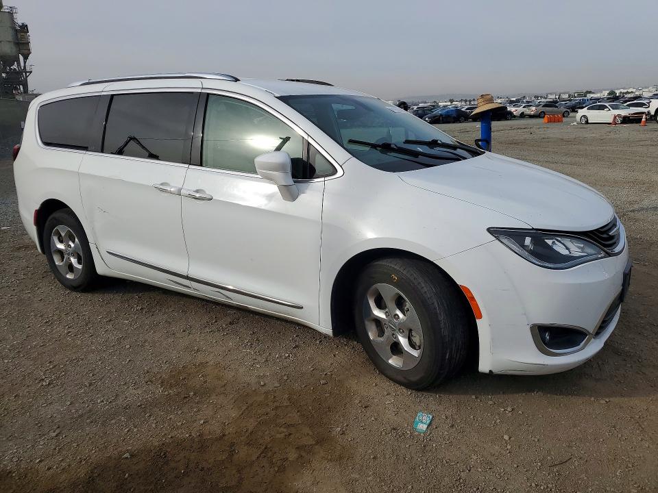 Auction sale of the 2018 Chrysler Pacifica, vin: 2C4RC1L76JR213782, lot number: 48105636