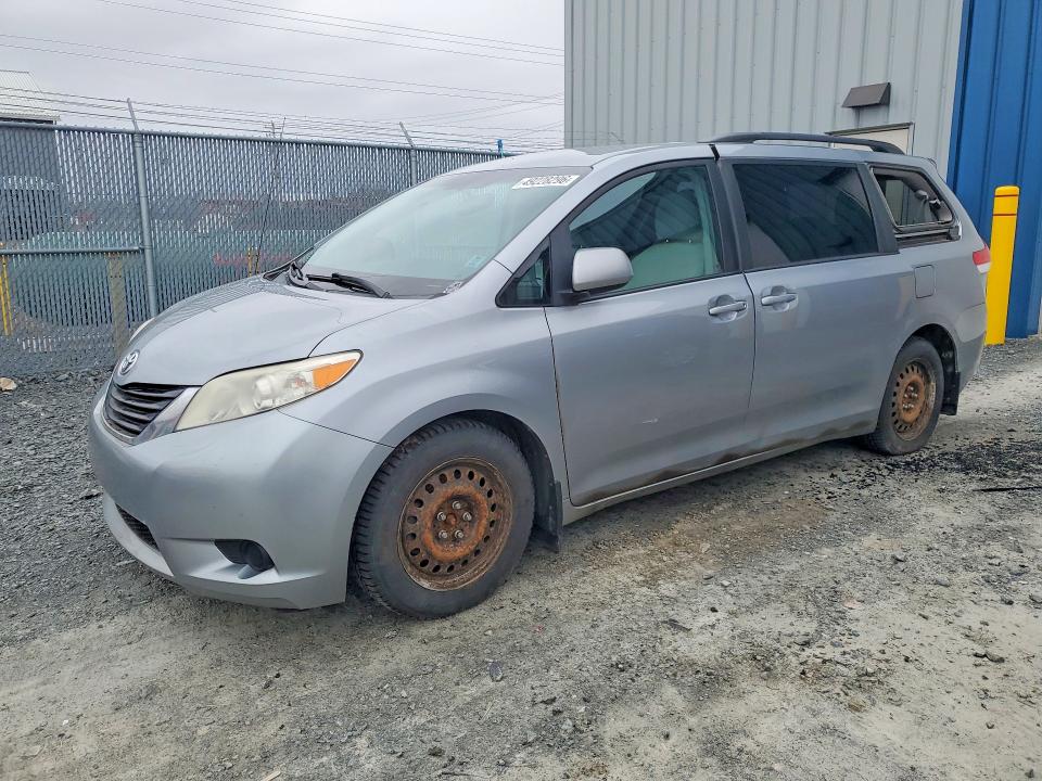 49228296 :رقم المزاد ، 5TDKK3DC6BS143267 vin ، 2011 Toyota Sienna مزاد بيع