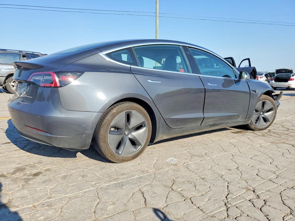 48826116 :رقم المزاد ، 5YJ3E1EB9JF077192 vin ، 2018 Tesla Model 3 مزاد بيع