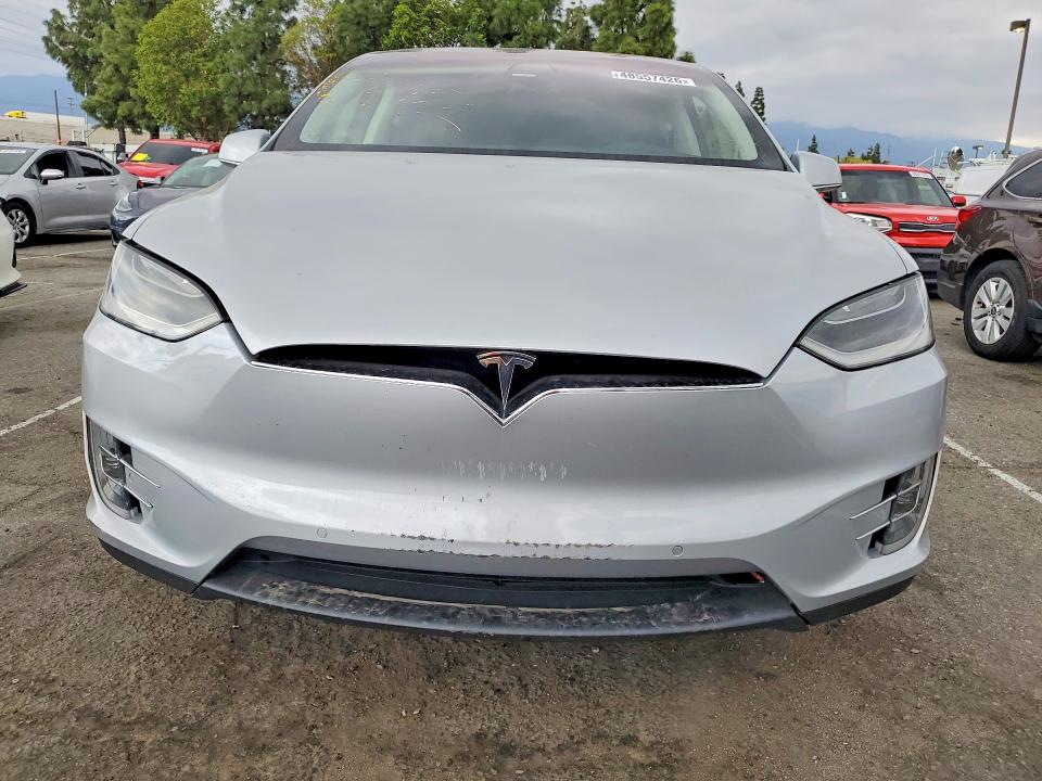 48557426 :رقم المزاد ، 5YJXCBE29JF115372 vin ، 2018 Tesla Model X مزاد بيع