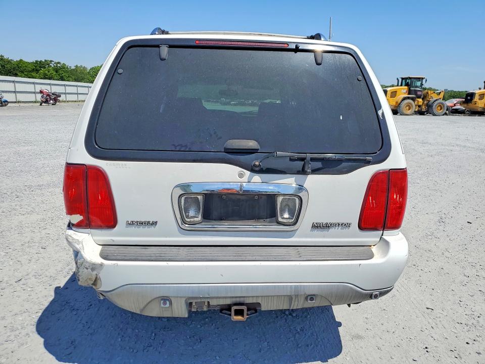 50710266 :رقم المزاد ، 5LMFU28R31LJ15987 vin ، 2001 Lincoln Townhouse Navigator مزاد بيع