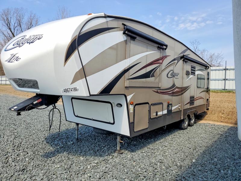 48674186 :رقم المزاد ، 4YDF28S26F2506203 vin ، 2015 Keystone Cougar مزاد بيع