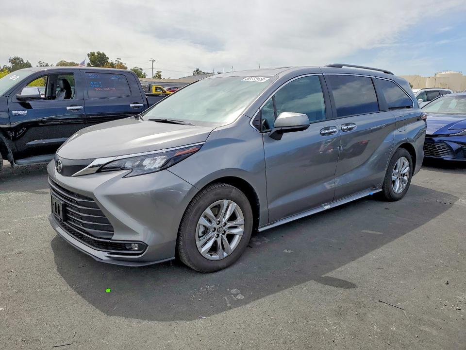 Auction sale of the 2026 Toyota Sienna, vin: 5TDYSKFC4TS233617, lot number: 50172916