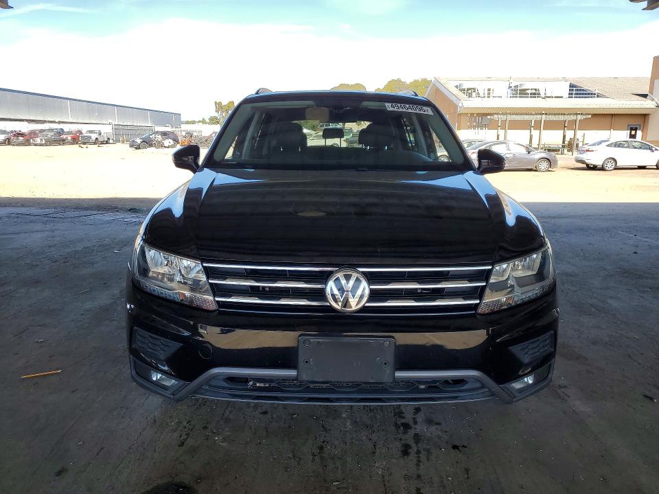 49464096 :رقم المزاد ، 3VV3B7AX6JM038604 vin ، 2018 Volkswagen Tiguan مزاد بيع