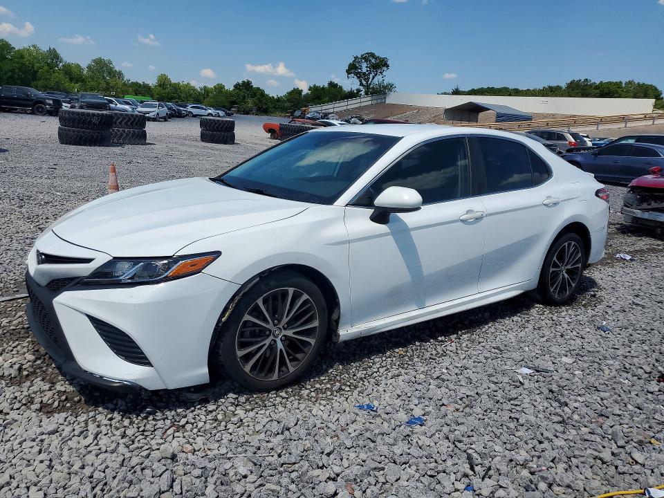 50614886 :رقم المزاد ، 4T1B11HK3JU638928 vin ، 2018 Toyota Camry مزاد بيع