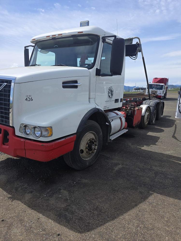 47402156 :رقم المزاد ، 4V5KC9UF72N332381 vin ، 2002 Volvo Vhd مزاد بيع