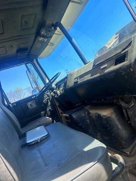 49104936 :رقم المزاد ، 4V2JCBLFXPR821861 vin ، 1993 White/gmc Conventional مزاد بيع