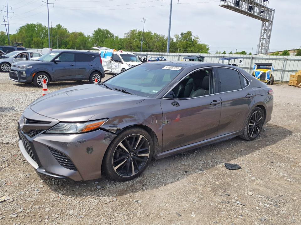 51496726 :رقم المزاد ، 4T1BZ1HK9JU011661 vin ، 2018 Toyota Camry مزاد بيع