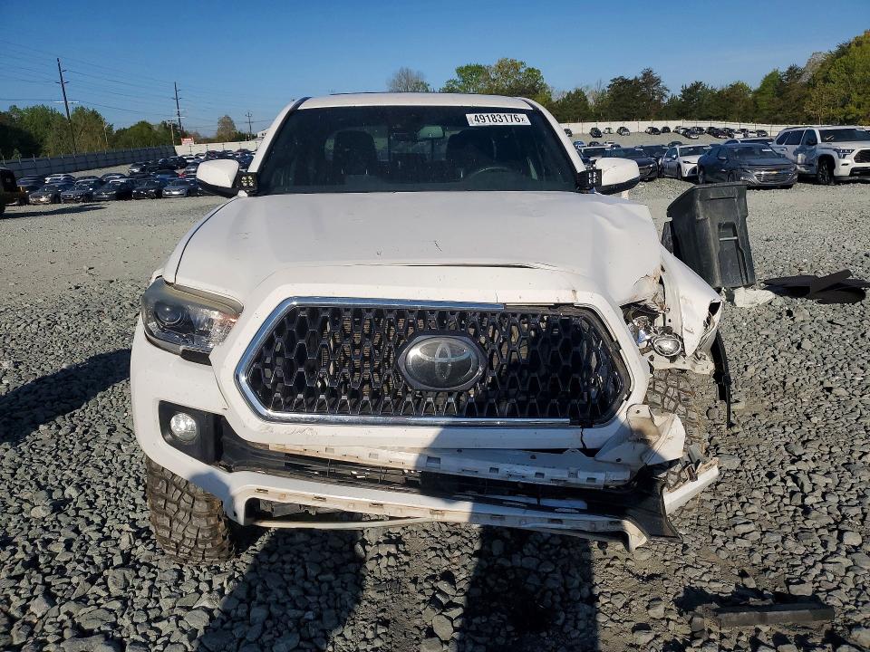 49183176 :رقم المزاد ، 5TFCZ5AN4JX152804 vin ، 2018 Toyota Tacoma Double Cab/sr مزاد بيع