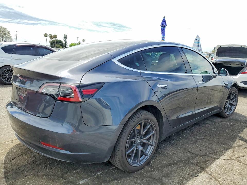 48292086 :رقم المزاد ، 5YJ3E1EA8JF051531 vin ، 2018 Tesla Model 3 مزاد بيع