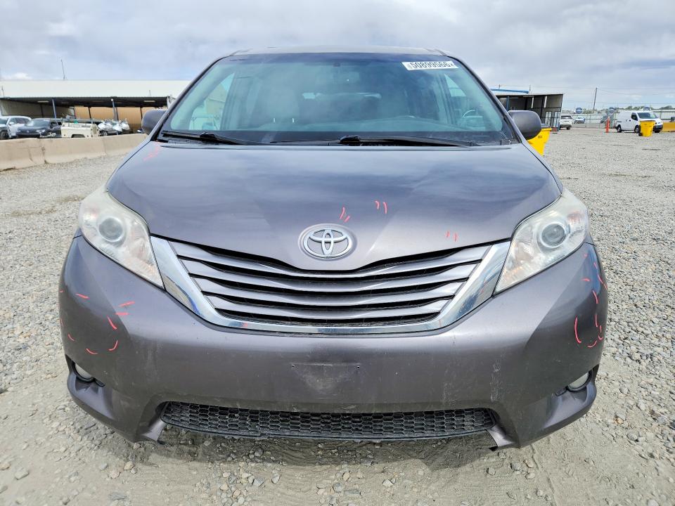 50899566 :رقم المزاد ، 5TDDZ3DC8HS170841 vin ، 2017 Toyota Sienna مزاد بيع