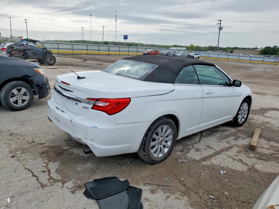 49305686 :رقم المزاد ، 1C3BCBEB4DN560106 vin ، 2013 Chrysler 200 مزاد بيع
