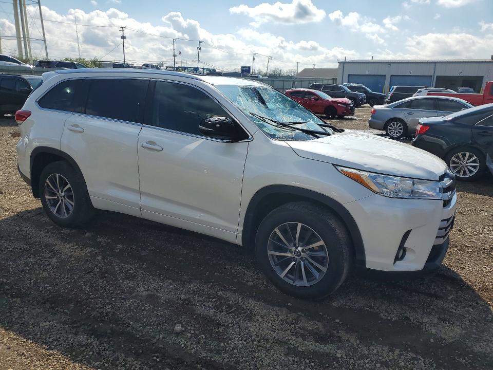 Продажа на аукционе авто 2018 Toyota Highlander, vin: 5TDJZRFH0JS525747, номер лота: 49946486