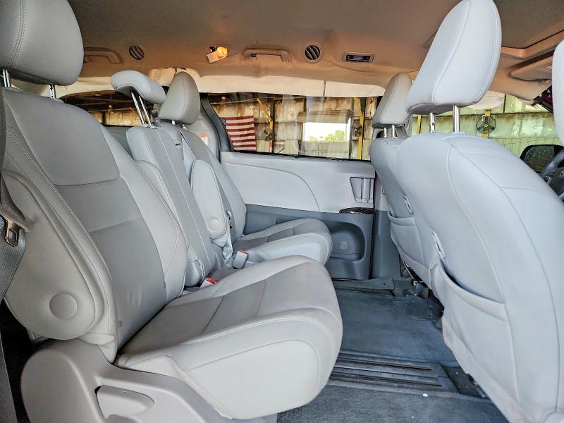 51677826 :رقم المزاد ، 5TDYZ3DC1HS889818 vin ، 2017 Toyota Sienna مزاد بيع