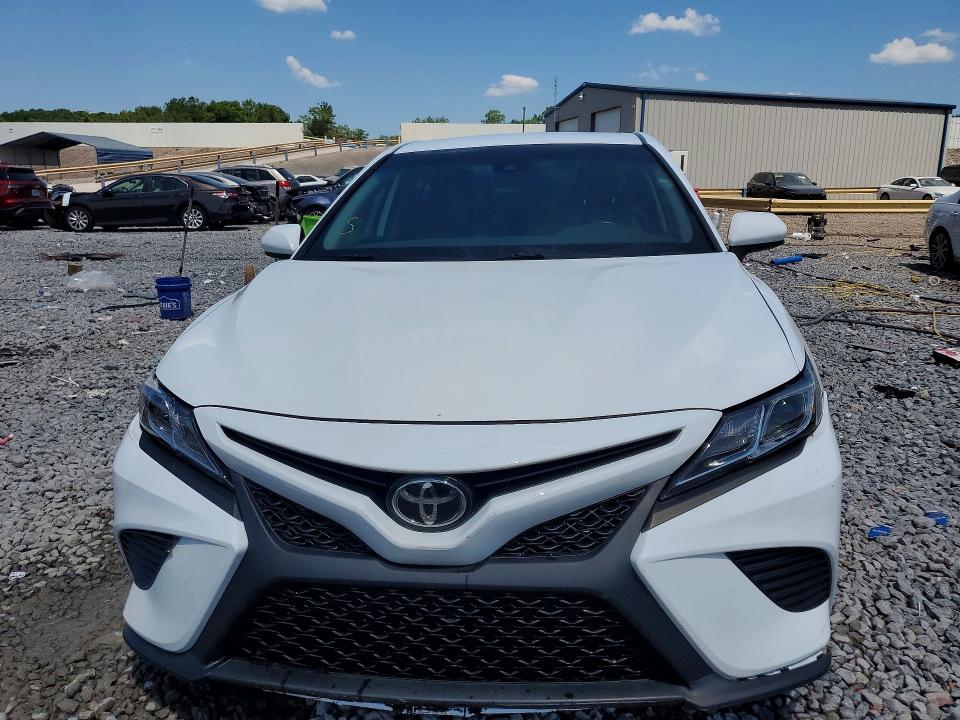 50614886 :رقم المزاد ، 4T1B11HK3JU638928 vin ، 2018 Toyota Camry مزاد بيع
