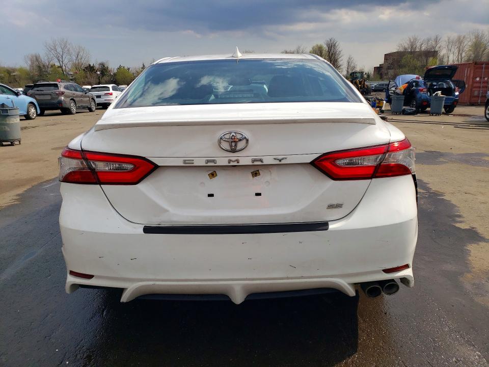 49811796 :رقم المزاد ، 4T1B11HK6JU110588 vin ، 2018 Toyota Camry مزاد بيع